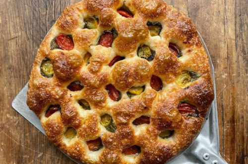 Focaccia con pomodorini datterino e basilico