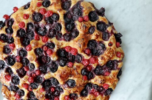Focaccia ai frutti di bosco: la ricetta e i trucchi per realizzarla