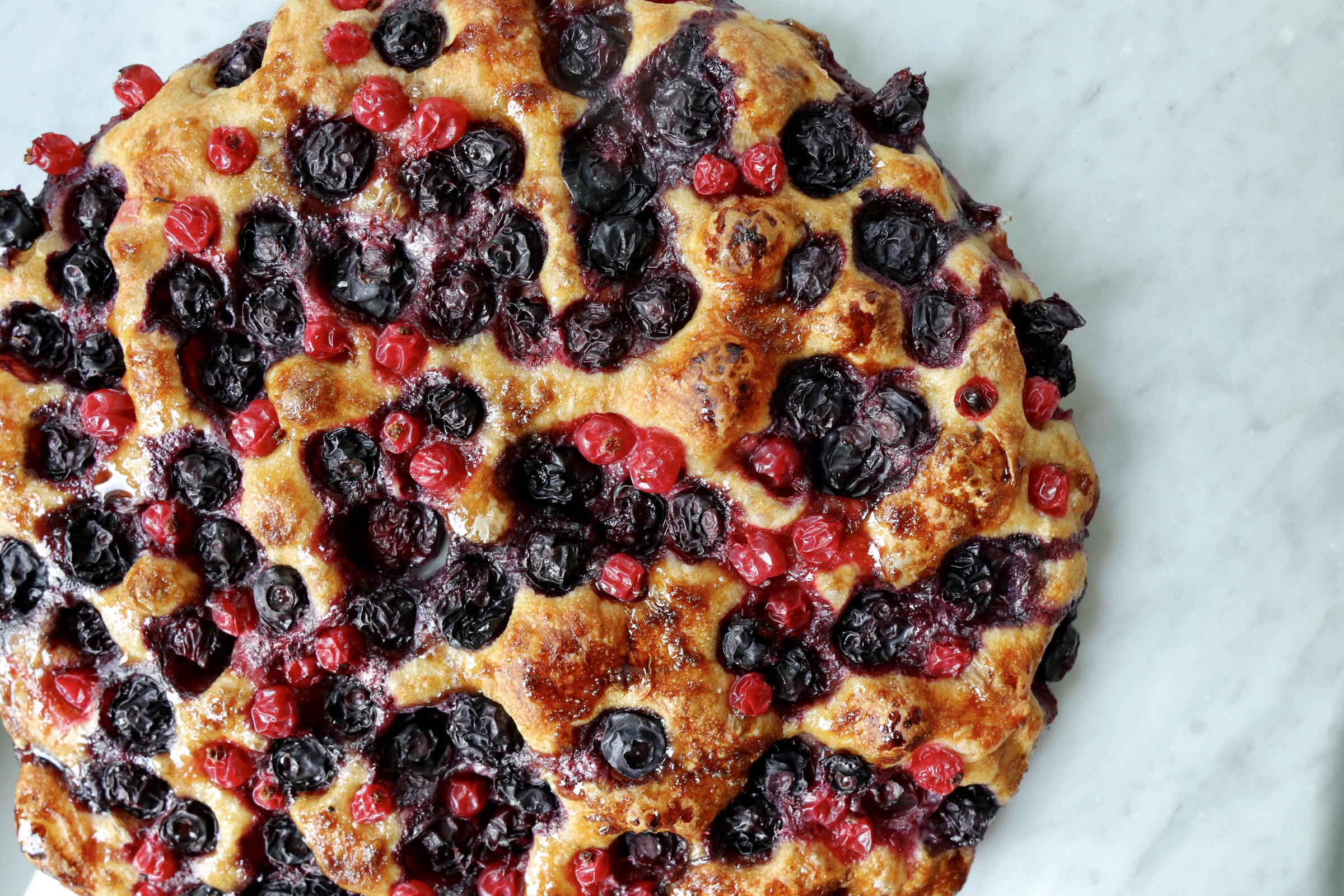 ricetta della focaccia ai frutti di bosco di Supermoon Bakehouse